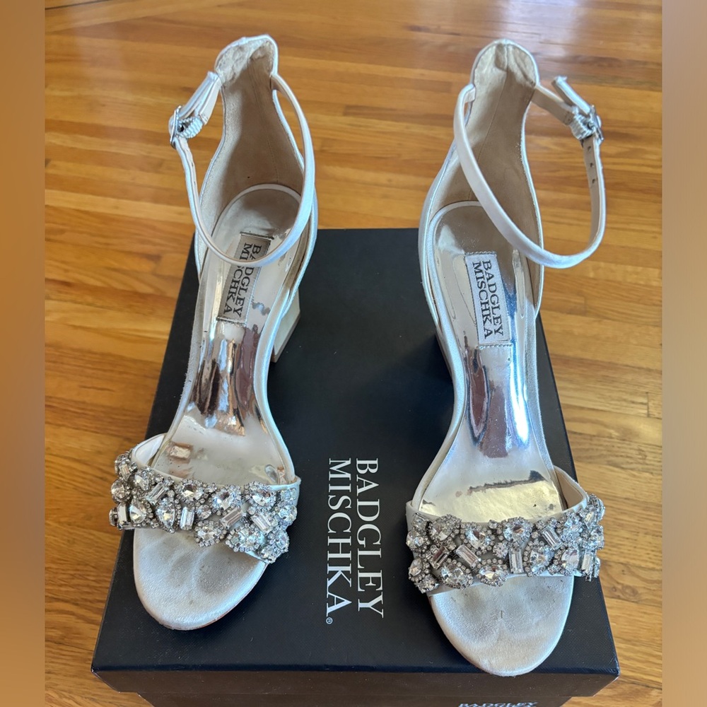 BADGLEY MISCHKA Bridal Laraine. Size 6 1/2
